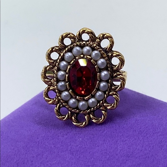 💛 Elegant Sarah Coventry Gold Plated Red Gemstone Ring - Picture 1 of 6